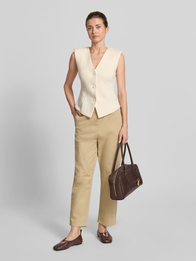 Frauenmodel trägt Chino mit Paspeltaschen am Gesäß von Jake*s Casual in Beige, Relaxed-Fit, Eingrifftaschen, verkürzte Passform, Bundweite 37 cm, Innenbeinlänge 68 cm, Ganzkörperansicht von vorne