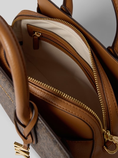 Productfoto, Handtasche mit Label-Applikation Modell 'LAILA' van MICHAEL Michael Kors, bruin leer, hoofdvak met ritssluiting, breedte 29 cm, lengte 19 cm, diepte 10 cm, schouderband 132 cm, licht textuur contrast.