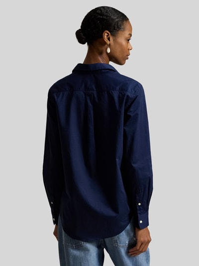 Frauenmodel trägt Slim Fit Hemdbluse aus reiner Baumwolle von Polo Ralph Lauren in Optik: Unifarben, Rückenpasse mit Cacharel-Falte, Langarm, Ganzkörperansicht Rückansicht.