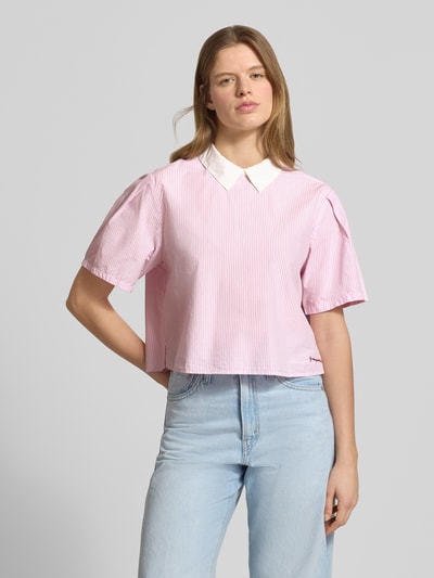 Frauenmodel trägt Boxy Fit Bluse aus reiner Baumwolle von Marc O'Polo Denim, mehrfarbig, gestreift, Popeline, Ganzkörperansicht von vorne.
