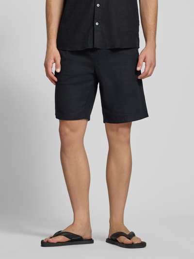 Mannenmodel draagt Shorts aus Leinen-Viskose-Mix Modell 'MALVIN' van Blend, regular fit, elastische tailleband, zwarte kleur, vooraanzicht heupopname.