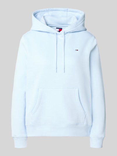Produktfoto, Regular Fit Hoodie aus Baumwoll-Mix von Tommy Jeans in Hellblau mit Kängurutasche und glatter Textur vor grauem Hintergrund.