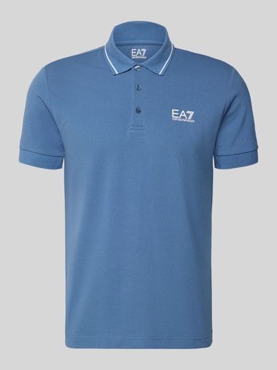 Produktfoto, Regular Fit Poloshirt mit Logo-Print von EA7 Emporio Armani, mieszanka bawełny, kołnierzyk polo, krótkie rękawy, elastyczne zakończenia rękawów, nadruk z logo z przodu, niebieski kolor, tekstura gładka, długość tyłu w rozmiarze M: 69 cm.