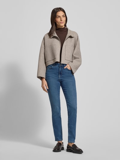 Frauenmodel trägt Skinny Fit Jeans mit 5-Pocket-Design von Christian Berg Woman aus Baumwoll-Viskose-Mix mit Stretch-Anteil, mittleres Blau, Ganzkörperansicht von vorne.