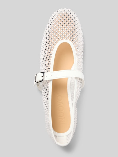Produktfoto, Damen Ballerina aus Mesh mit Ziersteinbesatz Modell 'Mary' von INUOVO, abgerundete Passform, glatte Sohle, Größe 40, Absatzhöhe 1 cm, Schafthöhe 7 cm, Schaftweite 19 cm, weißes Mesh-Design mit funkelndem Ziersteinbesatz und verstellbarem Riemen, neutrale Hintergrundfarbe.