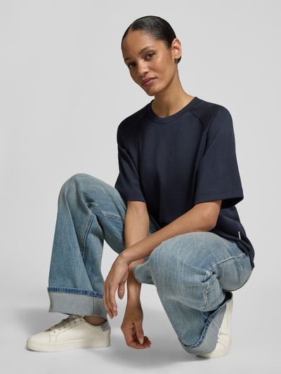 Frauenmodel trägt Regular Fit Pyjama-Oberteil mit Raglanärmeln von Marc O'Polo, unifarben, Rundhals, seitliche Schlitze, Nahaufnahme Oberkörper.