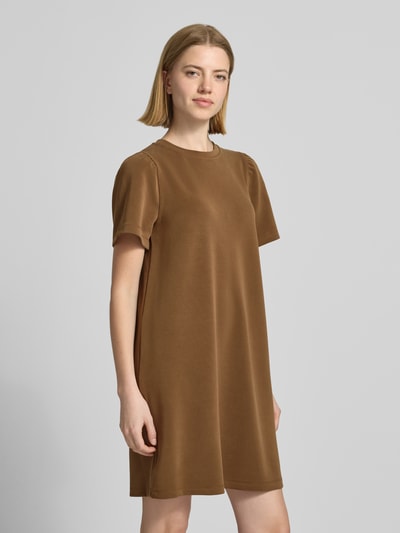 Frauenmodel trägt T-Shirt-Kleid aus Modal-Mix mit Rundhalsausschnitt von Rich & Royal, braun, Gerader-Schnitt, Minikleid, Ganzkörperansicht von vorne. Rückenlänge bei Größe S: 83 cm, Brustweite bei Größe S: 40 cm, Ärmellänge bei Größe S: 24 cm, Stretch-Anteil, glatte Textur.