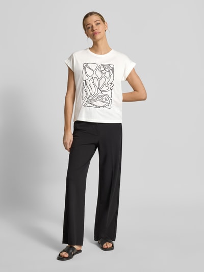 Vrouwenmodel draagt T-Shirt met Stitching en ronde hals van Christian Berg Woman, wit katoen, regular fit, opgerolde mouw, voorkant volledig zichtbaar, Ganzkörperansicht von vorne.