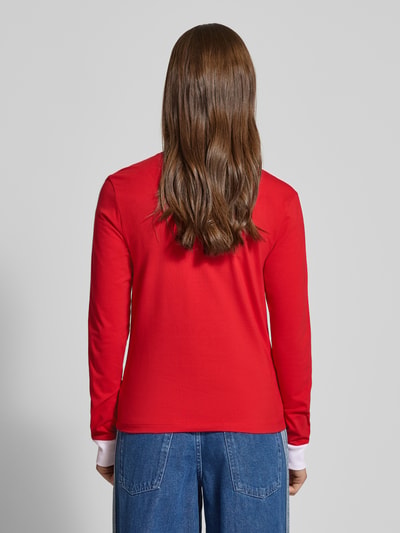 Frauenmodel trägt Longsleeve mit Rundhalsausschnitt und Logo-Stitching von adidas Originals in Rot, Baumwoll-Mix, Rückansicht Ganzkörperansicht.