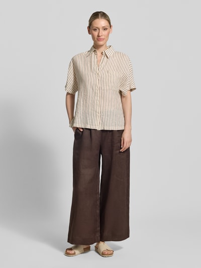 Frauenmodel trägt Culotte aus Leinen mit elastischem Bund Modell 'CANNETI' von MM by Max Mara in Braun, Wide Leg Fit, französische Eingrifftaschen, Ganzkörperansicht von vorne
