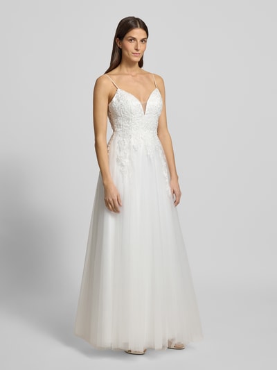 Frauenmodel trägt Brautkleid mit Details aus Spitze von LUXUAR FASHION, Unifarbenes-Design, Taillierter Schnitt, Ziersteinbesatz, Ganzkörperansicht von vorne.