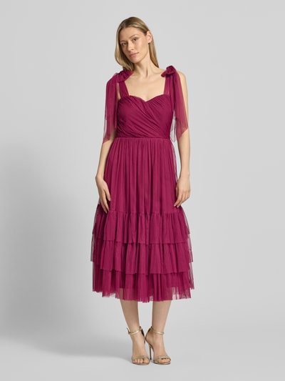 Modelka kobieca nosi Knielanges Cocktailkleid im Stufen-Look von LACE & BEADS, A-linia, siateczka, długość do kolan, drapowania, głęboki róż, długość tyłu w rozmiarze S: 104 cm, szerokość w rozmiarze S: 40 cm, widok całej sylwetki z przodu