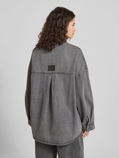 Frauenmodel trägt Oversized Hemdjacke mit Brusttaschen von Karo Kauer, grau, Baumwoll-Mix, lockere Passform, Rückenansicht, Ganzkörperansicht Rückansicht.