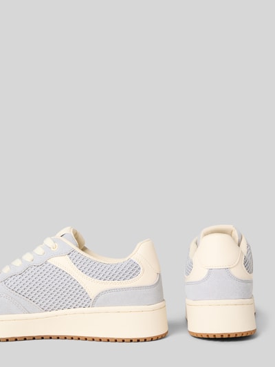 Produktfoto, Sneaker mit Logo-Detail Modell 'Miram' von Guess für Damen mit abgerundeter Passform, Schnürverschluss, profilierter Sohle, cremefarbene und graue Farben, strukturierte Mesh-Texturen, Absatzhöhe 4 cm, Schafthöhe 8 cm, Schaftweite 7 cm.