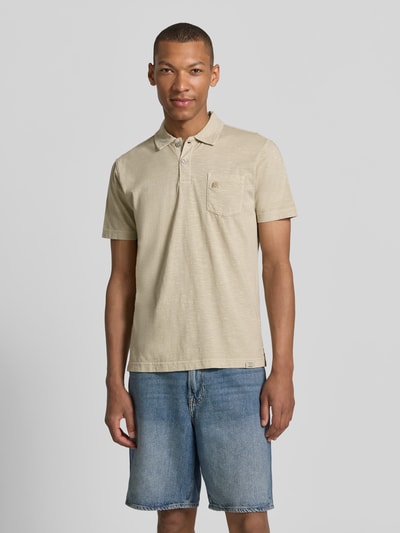 Männermodel trägt Regular Fit Poloshirt mit Brusttasche von Lerros aus Reine Baumwolle, Polokragen, Logo-Stitching, Ganzkörperansicht von vorne.