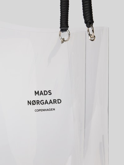 Produktfoto, Handtasche in transparentem Design Modell 'Craze Vinnie' von MADS NØRGAARD, mit Tragehenkel, Strukturmuster, Logo-Print, Hauptfach, Maße 29x37x15 cm, Schulterriemen 55 cm.