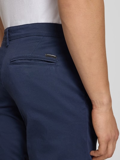 Männermodel trägt Regular Fit Shorts mit Eingrifftaschen Modell 'BOWIE' von Jack & Jones in Dunkelblau, Nahaufnahme Oberkörper rückseitig. Baumwoll-Elasthan-Mix, sichtbare Struktur, Bundweite 43 cm, Innenbeinlänge 26 cm.