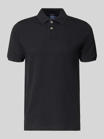 Produktfoto, schwarzes Slim Fit Poloshirt mit dezentem Logo-Stitching von MCNEAL aus reiner Baumwolle und klassischem Polokragen.
