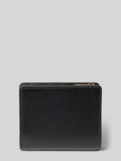 Produktfoto, portfel z detalu z logo, model 'CAMELIA' od FURLA, główna przegroda z zamkiem błyskawicznym, różne wpuszczane przegródki, czarny, faktura skóry, minimalistyczny design