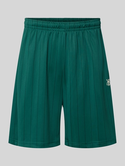 Produktfoto, grüne Shorts mit elastischem Bund, feine Streifen, Modell 'Insignia Shadow' von KARL KANI, Regular Fit, glatte Textur