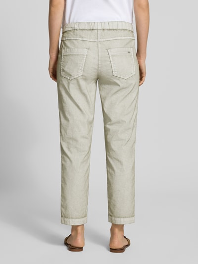 Frauenmodel trägt Cargohose mit Pattentaschen Modell 'SUE' von TONI, Baumwoll-Mix, elastischer Bund, verkürzte Passform, Ganzkörperansicht Rückansicht.