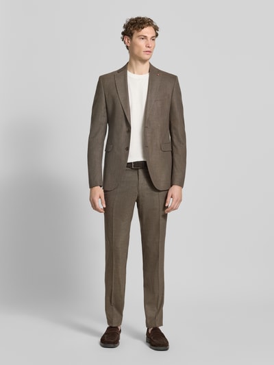 Männermodel trägt Slim Fit Stoffhose mit Woll-Anteil Modell 'Cole' von CG - Club of Gents in Braun, Elastischer-Material-Mix, Bügelfalten, Eingriffstaschen, Gesäßtasche, Knopf- und Reißverschluss, Ganzkörperansicht von vorne.