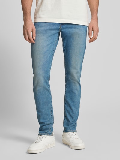 Männermodel trägt Slim Tapered Jeans im Used-Look Modell '512' von Levi's®, Baumwoll-Elasthan-Mix, Eingrifftaschen, Ganzkörperansicht von vorne.