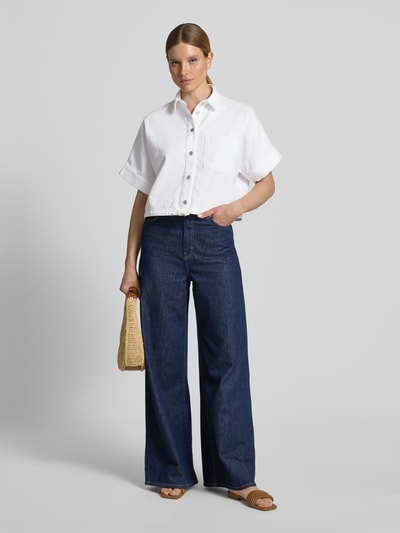 Frauenmodel trägt Regular Fit Jeansjacke aus Baumwoll-Mix von Marc O'Polo in weißer Denim-Optik, Hemdblusenkragen, Kurzarm, Knopfleiste, Bindeband und Brusttasche, Material: Baumwoll-Mix, Ganzkörperansicht von vorne.