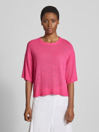 Vrouwenmodel draagt Relaxed Fit Pullover uit viscosemix Model 'Vicki' van FREE/QUENT in felroze, geborduurde look, semi-transparant, 1/2-mouwen, ronde hals, ruglengte maat S 55 cm, mouwlengte maat S 26 cm, vooraanzicht bovenlichaam