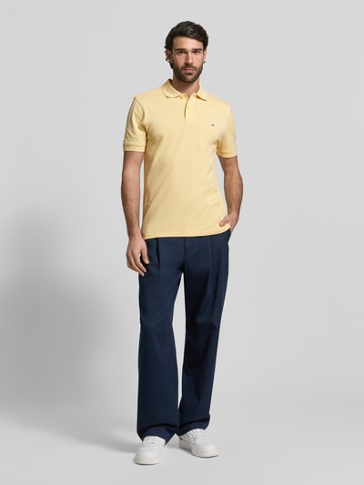 Männermodel trägt Regular Fit Poloshirt mit Stitching van Christian Berg Men, puur katoen, knoopsluiting, ruglengte maat M 70 cm, Ganzkörperansicht von vorne
