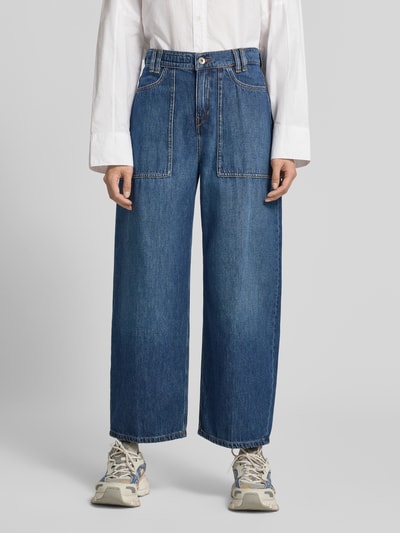 Frauenmodel trägt Wide Fit Jeans mit Baumwoll-Anteil Modell 'Derive' von DRYKORN, Material-Mix, blaue Farbe, Nahaufnahme Oberkörper.