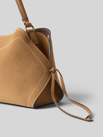 Produktfoto, Shoulder Bag aus echtem Leder mit Logo-Detail von Abro, karmelowy kolor, prostokątny kształt, miękka faktura, główna przegroda z zapięciem na magnes, smukłe paski na ramię, detal z logo, naturalna skóra, przegródka zapinana na zamek błyskawiczny wewnątrz, szerokość w rozmiarze 1: 41 cm, długość w rozmiarze 1: 23 cm, głębokość w rozmiarze 1: 12 cm, długość paska na ramię w rozmiarze 1: 54 cm.