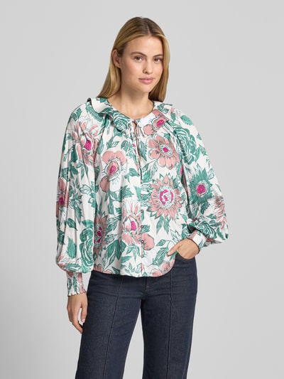 Frauenmodel trägt Relaxed Fit Bluse aus reiner Viskose von Christian Berg Woman, floraler Print, Umlegekragen, Ganzkörperansicht von vorne.