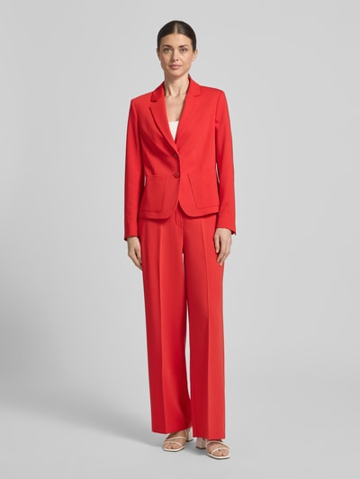Frauenmodel trägt leuchtend rote Hose mit Bügelfalten von More & More, Material-Mix mit Viskose-Anteil, Regular-Fit, Ganzkörperansicht von vorne.