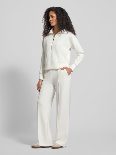 Kobiece model prezentuje Sweatpants mit elastischem Bund od Christian Berg Woman, jasny kolor, luźny krój, materiał z domieszką modalu, kieszenie z przodu i z tyłu, widok całościowy z przodu.