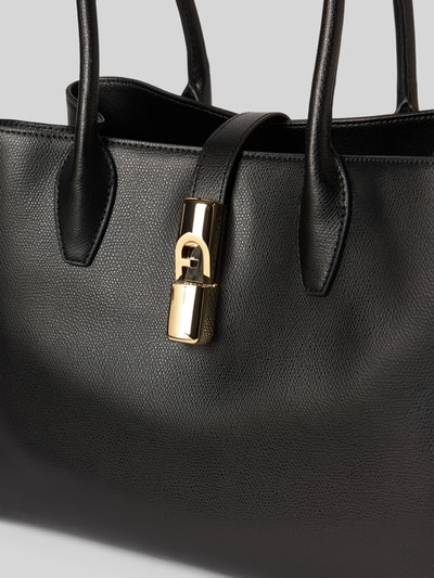 Produktfoto, Shopper aus Leder Modell 'GOCCIA' von FURLA in Schwarz, feine Lederstruktur, goldfarbener Klickverschluss, 30x25x15 cm, Schulterriemen 52 cm, Hauptfach mit Klickverschluss, Tragehenkel, Damen Accessoire