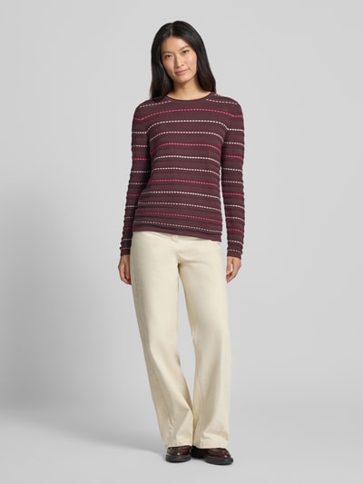 Frauenmodel trägt Strickpullover mit Struktur-Muster von Christian Berg Woman, reine Baumwolle, Rundhalsausschnitt, Ganzkörperansicht von vorne.