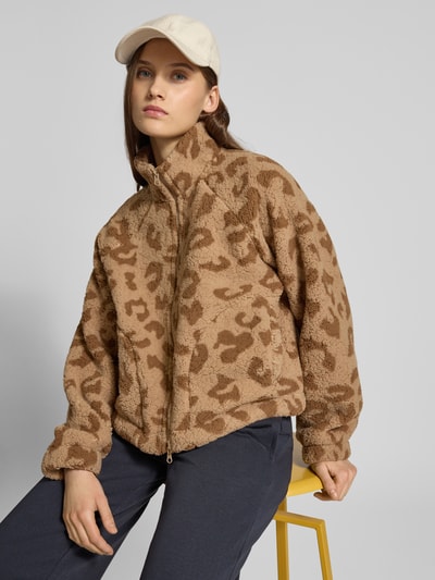 Kobiece modelka nosi Kurtka z polaru z wzorem na całej powierzchni, model 'CUDDLE' od Noisy May, krój regular fit, stójka, zamek błyskawiczny dwustronny, długość tyłu w rozmiarze S 53 cm, szerokość ramion w rozmiarze S 43 cm, szerokość w rozmiarze S 55 cm, długość rękawów w rozmiarze S 62 cm, kolor brązowy, tekstura pluszowa, widok całej sylwetki z przodu.