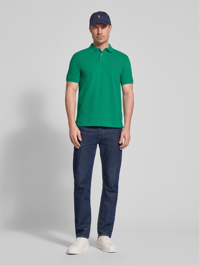 Männermodel trägt Regular Fit Poloshirt aus reiner Baumwolle von Polo Ralph Lauren, Optik: Unifarben, Logo-Detail, Ganzkörperansicht von vorne.