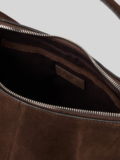 Produktfoto, Handtasche mit Tragehenkel von Mango aus braunem Rindsleder, sichtbares Hauptfach mit Reißverschluss und Innenfach, glatte sowie samtige Texturen