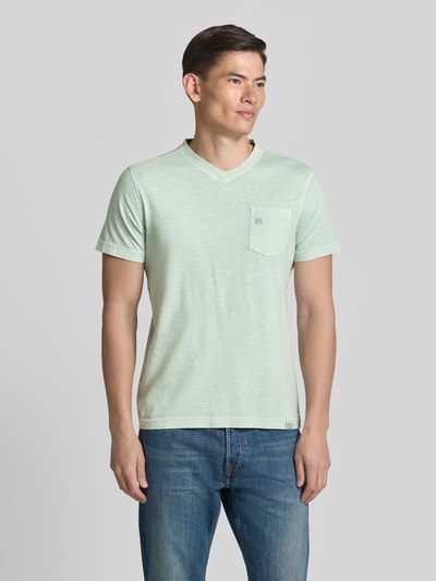 Männermodel trägt Regular Fit T-Shirt mit V-Ausschnitt von Lerros in Mintgrün, reine Baumwolle, Brusttasche, Logo-Stitching, Ganzkörperansicht von vorne.