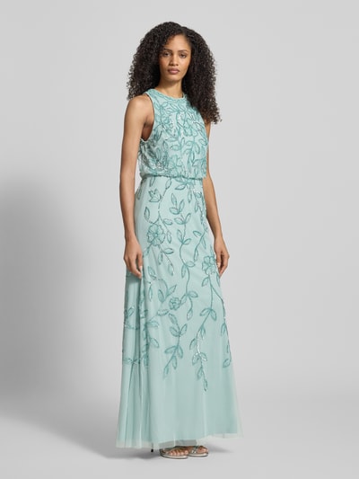 Frauenmodel trägt Abendkleid mit Rundhalsausschnitt von Adrianna Papell in zartem Mint mit floraler Textur, taillierter Schnitt, blickdichtes Unterkleid, Nahtreißverschluss, Rückenlänge 149 cm, Brustweite 40 cm, Ganzkörperansicht von vorne.