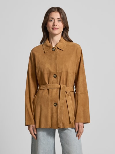 Frauenmodel trägt Jacke in Suede-Optik Modell 'Machuca' von Peuterey, taillierte Passform, Umlegekragen, Taillenband, Knopfleiste, Hellbraun, Ganzkörperansicht von vorne.