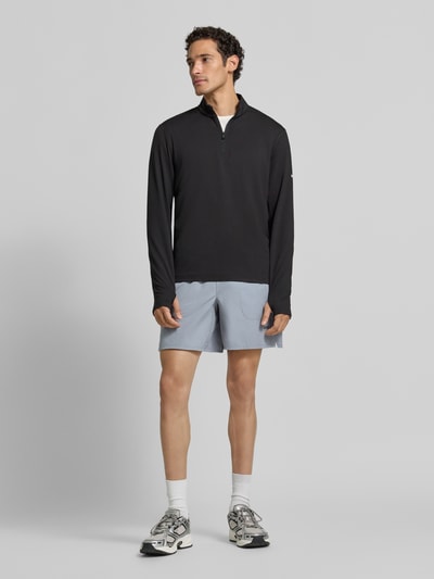 Męski model nosi Relaxed Fit Sportshorts mit elastischem Bund von BOSS Green w jasnoszarym kolorze, gładka faktura, całopostaciowy widok z przodu.