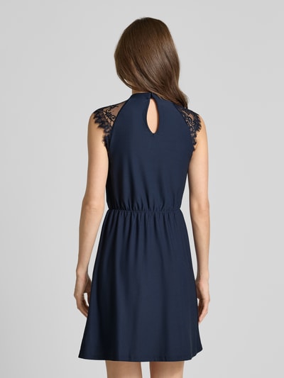 VERO MODA Tailliertes Freizeitkleid mit Spitzenbesatz Modell 'MILLA' Dunkelblau 5