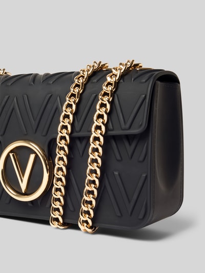 Produktfoto, torba na ramię Umhängetasche mit Label-Prägung Modell 'BUBBLE' od VALENTINO BAGS w kolorze czarnym, efekt łańcuszka, główna przegroda z brzegiem i zapięciem na magnes, szerokość w rozmiarze 1: 22 cm, długość w rozmiarze 1: 12 cm, głębokość w rozmiarze 1: 6 cm, długość paska na ramię w rozmiarze 1: 108 cm, gładka faktura z wytłaczanym logo