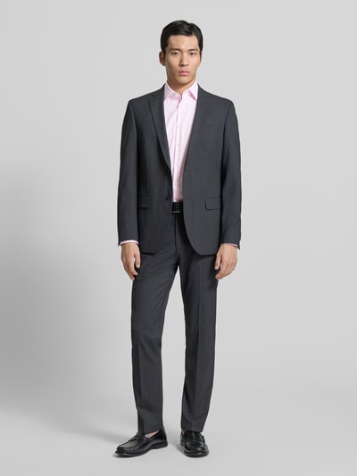 Męski model nosi Regular Fit Business Hemd aus Baumwolle mit Kentkragen od Christian Berg Men, jasnoróżowa bawełna, krój regular fit, kołnierzyk kent, listewka guzikowa, długość tyłu w rozmiarze 39/40: 78 cm, szerokość w rozmiarze 39/40: 47 cm, długość rękawa w rozmiarze 39/40: 64 cm. Ganzkörperansicht von vorne.