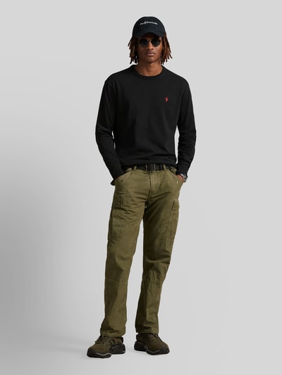 Mężczyzna model nosi Bluzka z długim rękawem mit Label-Stitching von Polo Ralph Lauren, bawełna, krój regular fit, prążkowane wykończenia, okrągły dekolt, długość tyłu w rozmiarze M: 68 cm, Ganzkörperansicht von vorne.