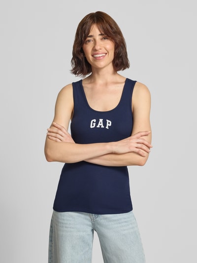 Frauenmodel trägt Tanktop mit Logo-Print und Rundhalsausschnitt von GAP in Dunkelblau, Baumwoll-Mix, körpernah, Feinripp, Ganzkörperansicht von vorne.