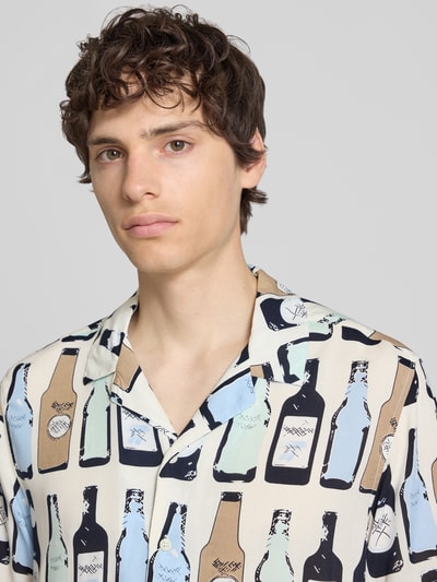 Männermodel trägt Regular Fit Freizeithemd aus Viskose Modell 'ANVAR' von Blend im Allover-Look mit Reverskragen, Nahaufnahme Oberkörper.